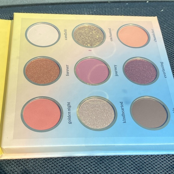 DISNEY CRÈME BELLE EYESHADOW PALLET OF 9 SHADOWS - Picture 6 of 6